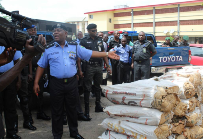 Lagos police command raid criminals enclaves in Akala-Mushin, arrest 255 suspects, recovers 36 bags of weeds and 2 rifles 