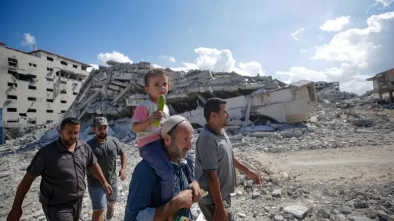 Tens of thousands of Palestinians trek to their homes as Gaza Ceasefire takes effect (video)