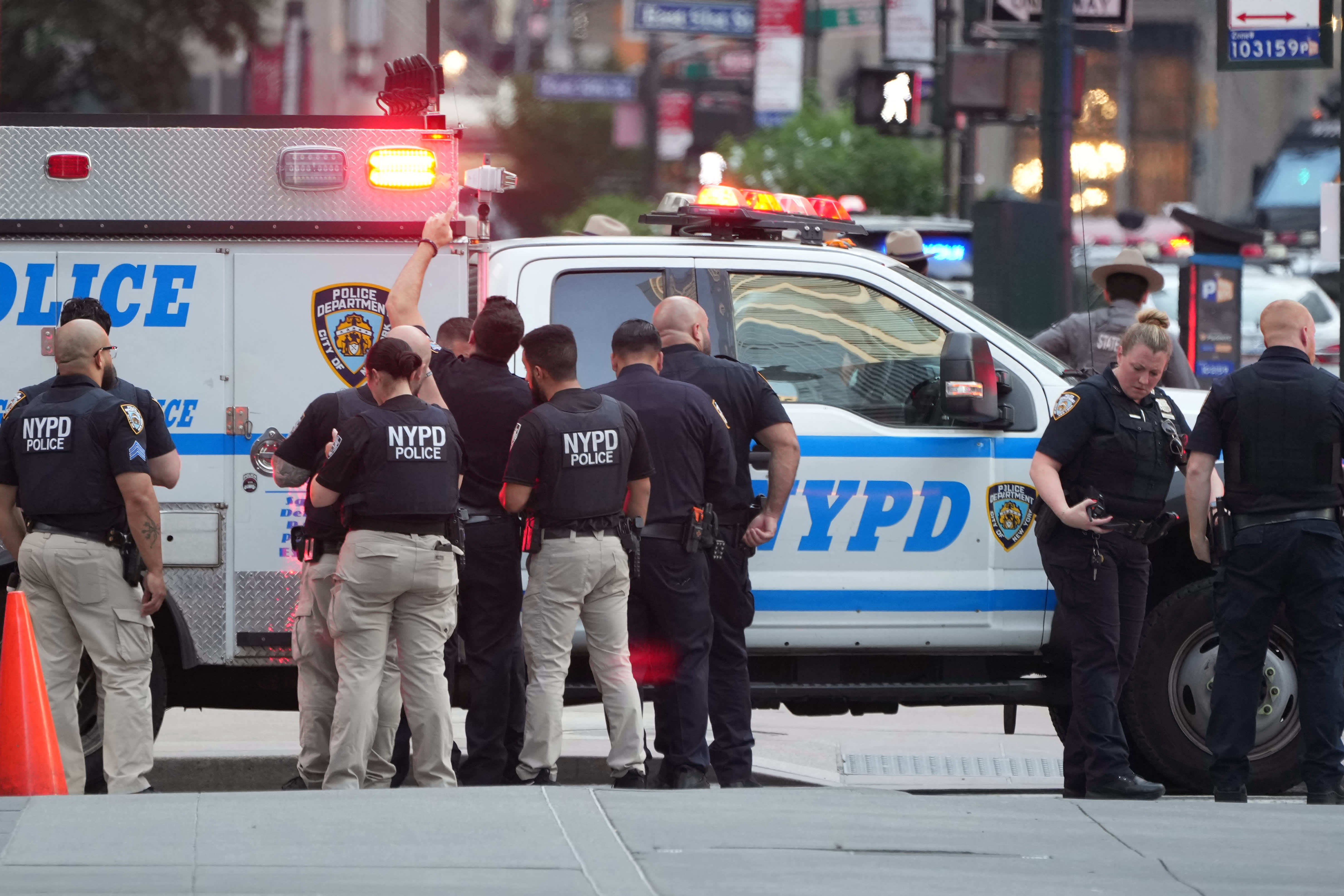 Gunman k!lls four and injures five in rush-hour shooting at Manhattan, New York skyscraper