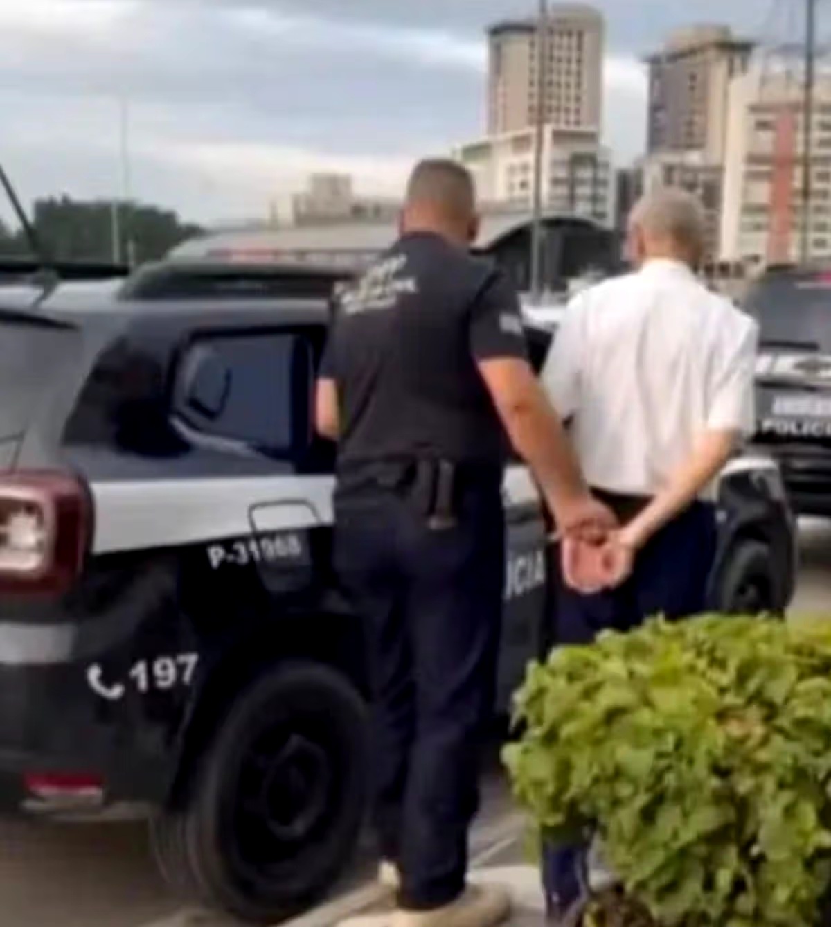 'P@edo' pilot accused of r@ping children and running p@edophile ring is arrested in front of shocked passengers moments before take-off