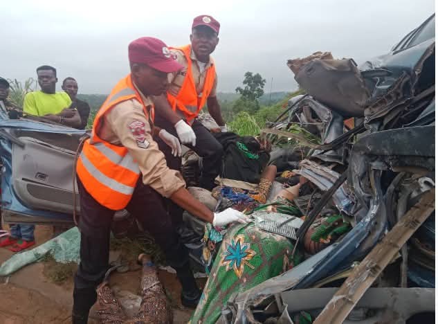 Four d!e as bus crashes into stationary truck in Ogun