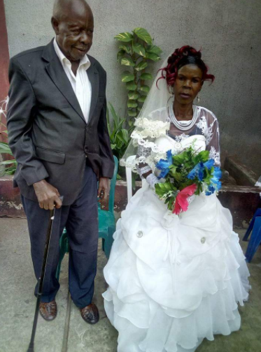 Photos of an elderly couple who just tied the knot in a wedding that ... - Tying A Easy Knot For Elderly