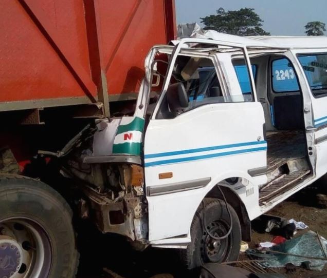 Commercial bus somersaults killing two people along Lagos-Ibadan expressway?