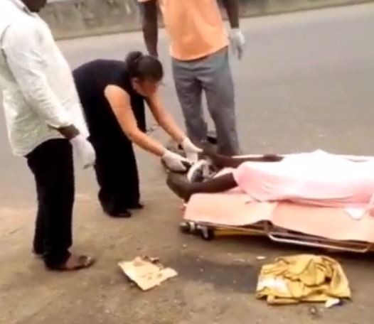 White lady calls ambulance to rescue a mentally ill woman in Port Harcourt (Video)