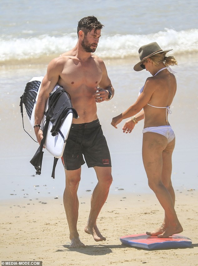 Chris Hemsworth and wife Elsa Pataky pack on the PDA as they enjoy a family day out at the beach (Photos)