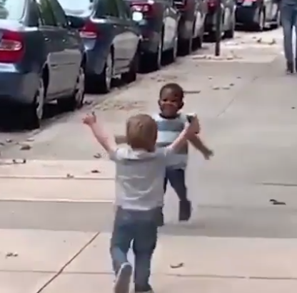 These toddlers have gone viral because of their heartwarming reaction when they saw each other on the street