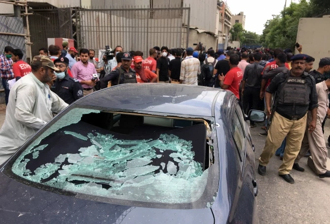 "At least 9 dead" as terrorists storm the Pakistan stock exchange and open fire (graphic video)