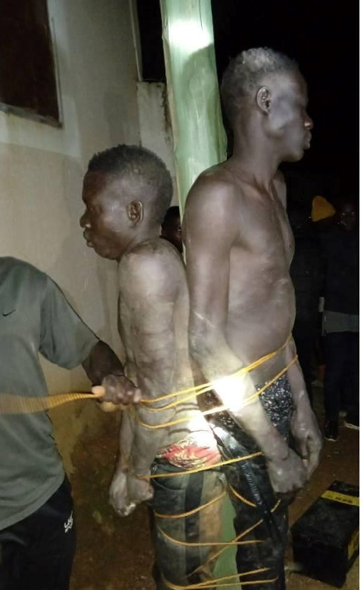 Two suspected battery thieves nabbed, tied to pole in Plateau community 