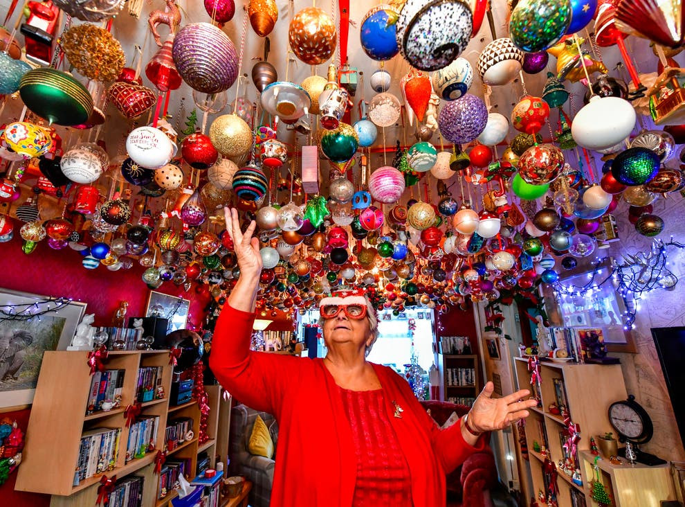 Woman breaks world record for largest Christmas bauble collection (Photos)