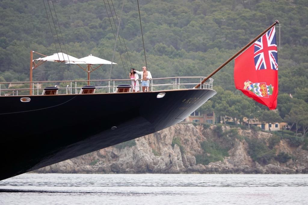 Jeff Bezos and Lauren Sanchez relax on his new $500M superyacht (photos)