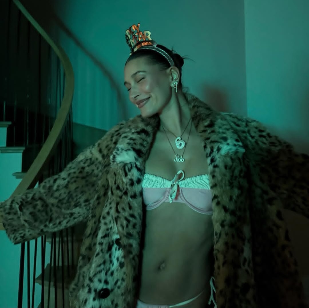 Hailey Bieber shows off postpartum bod