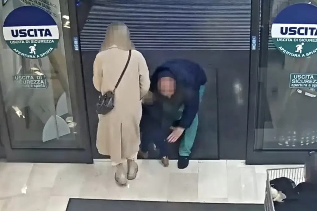 T3rrifying moment homeless man snatches toddler from mother in supermarket