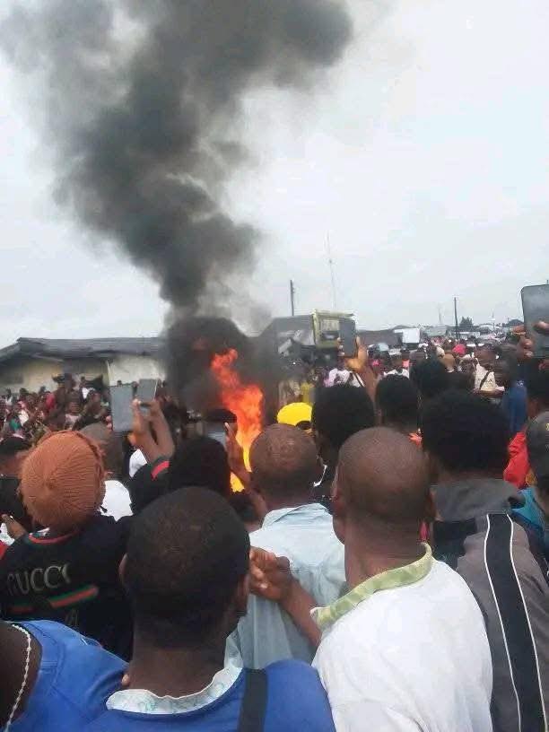 Mob burns woman to d3ath after accusing her of kidnapping 7-year-old boy in Delta community (video)