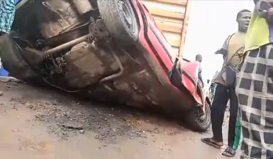 Driver k!lled as 40ft container falls on car in Oyo (video)